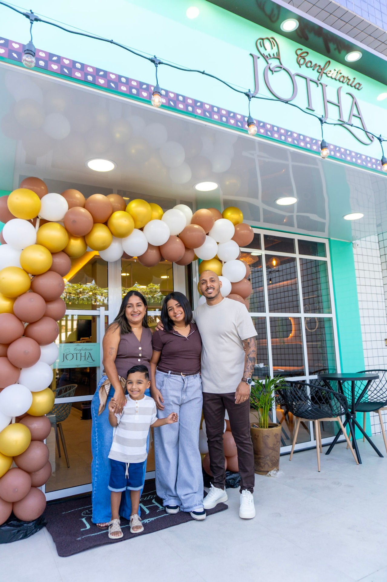 Família Jotha em frente à confeitaria
